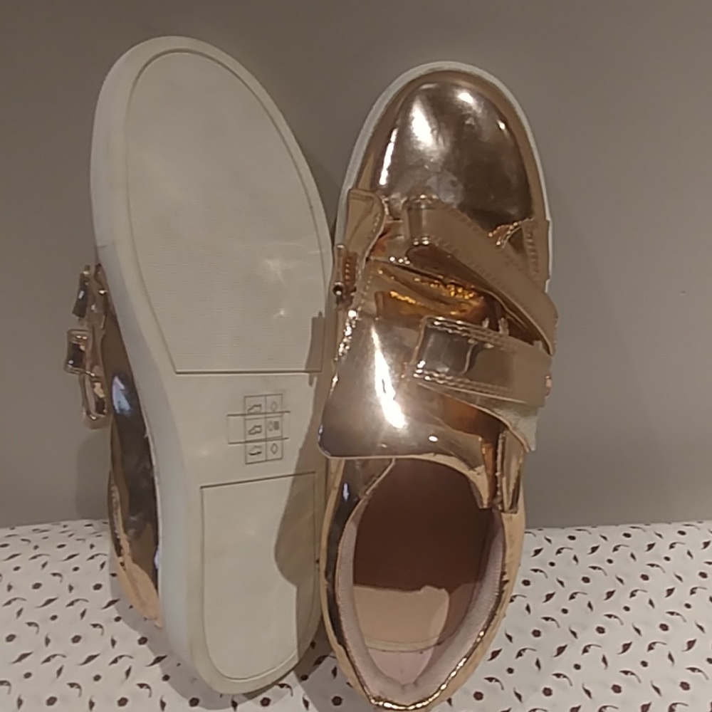 Shoe - Picture 2 of 2